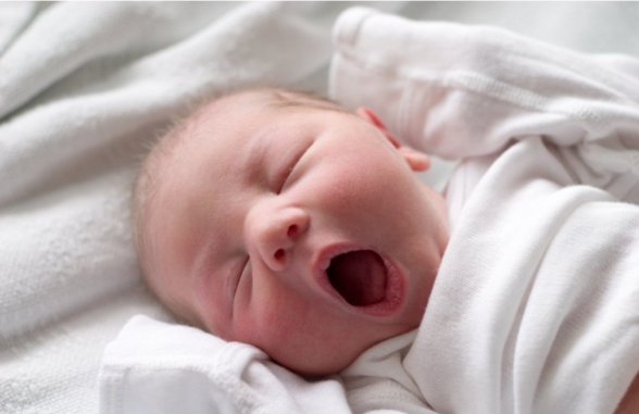 DESENVOLVIMENTO INFANTIL – Primeiro mês de vida: será mesmo que os bebês “só choram, comem e dormem”?