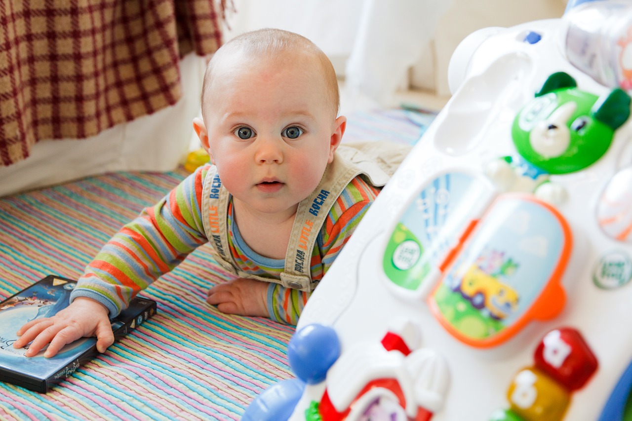 DESENVOLVIMENTO INFANTIL – Aos 5 meses: começando a compreender o mundo