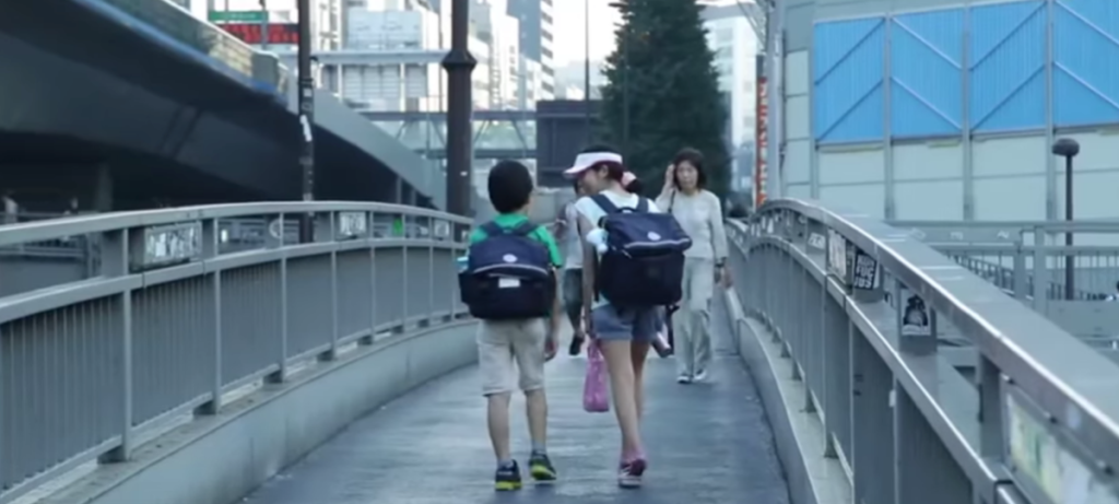 Andando de metrô sozinha aos 7 anos. O que podemos aprender com a independência das crianças japonesas?