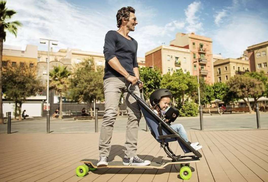 Invenção permite acoplar longboard no carrinho de bebê