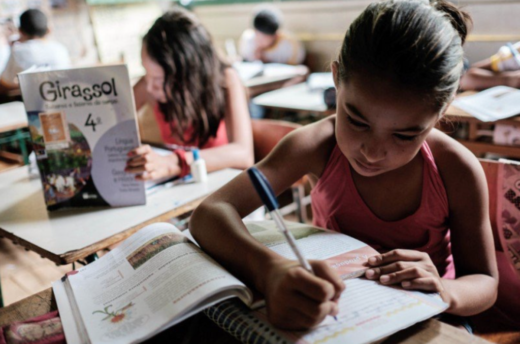 Pelo direito de estudar: confira imagens de meninas de todo o mundo indo à escola