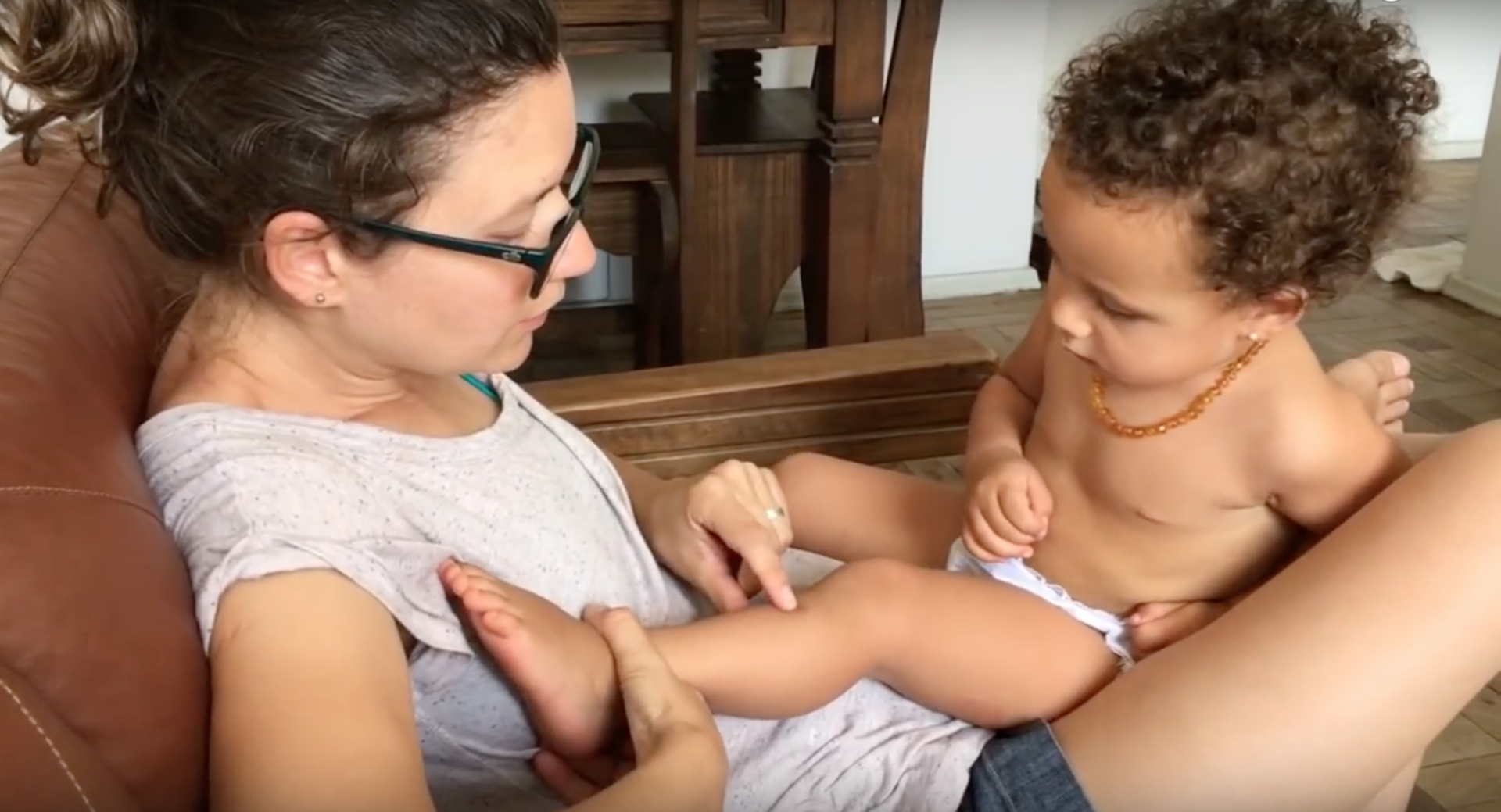 Mãe e bebê surdas conversam em libras em vídeo encantador