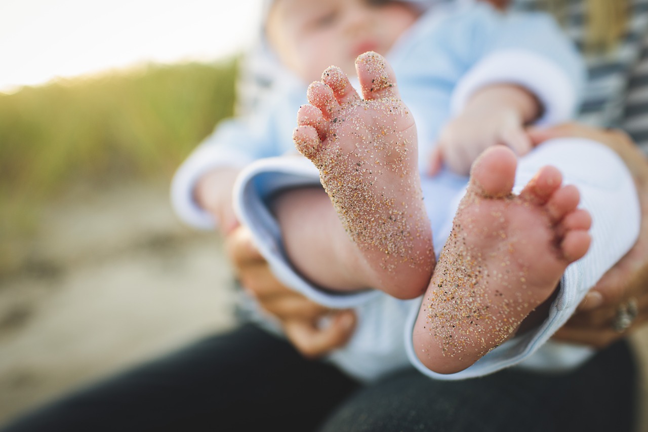 Bebês descalços: um mundo de descobertas e interações