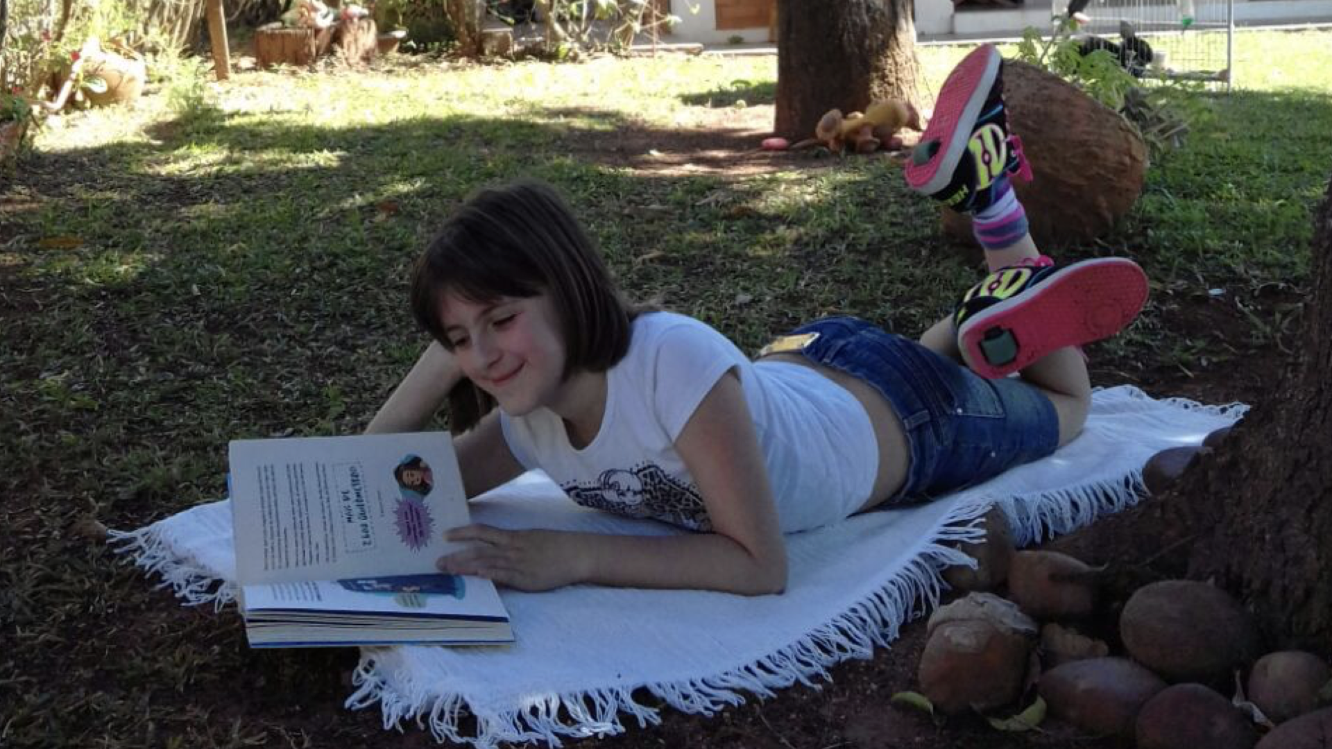Menina de 11 anos cria canal no YouTube para indicar livros