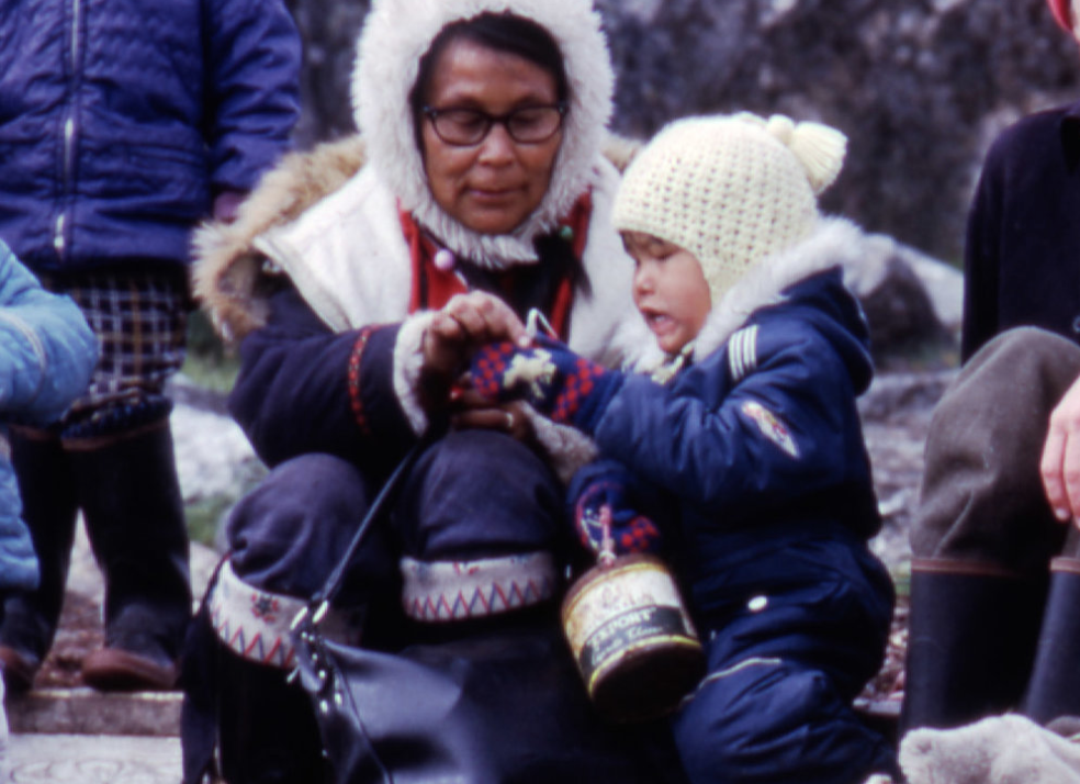 Sem bronca: como os pais Inuit ensinam seus filhos a controlar a raiva